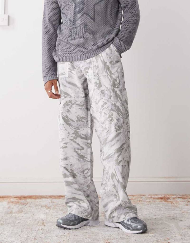 Weekday - Oversize-Cargohose in Wollweiß mit Grafikprint von Weekday