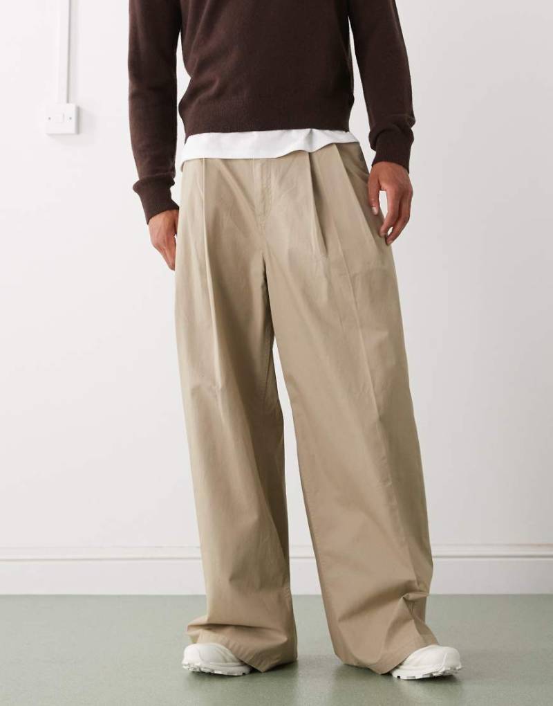 Weekday - Oversize-Chinohose in Beige mit weitem Bein und Bundfalten-Neutral Weekday - Oversize-Chinohose in Beige mit weitem Bein und Bundfalten-Neutral von Weekday
