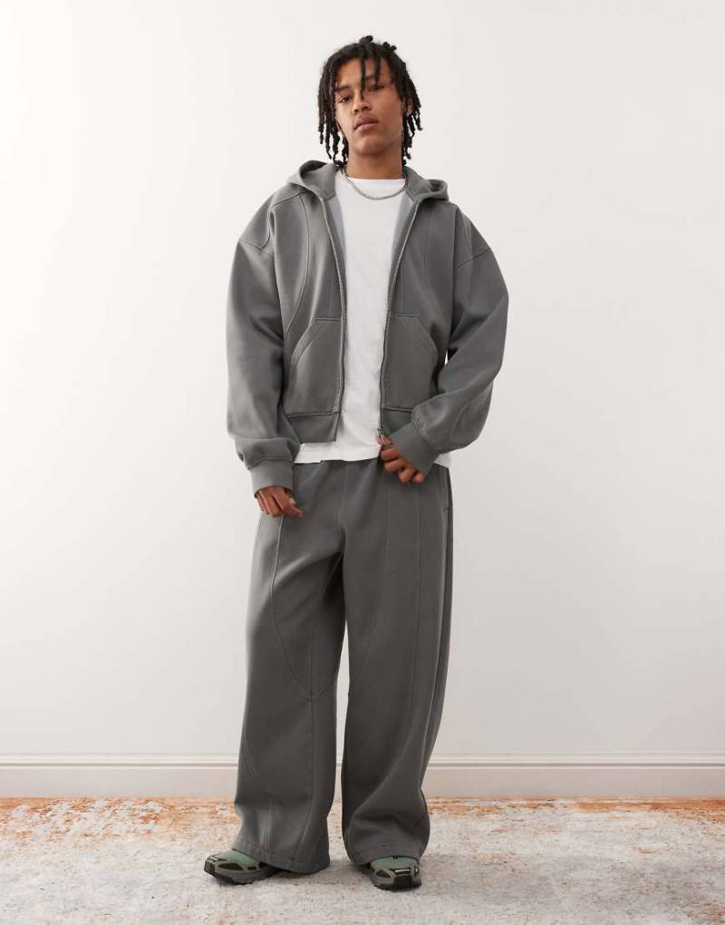 Weekday - Oversize-Jogginghose in Dunkelgrau mit weitem Bein und sichtbaren Nähten, Kombiteil von Weekday