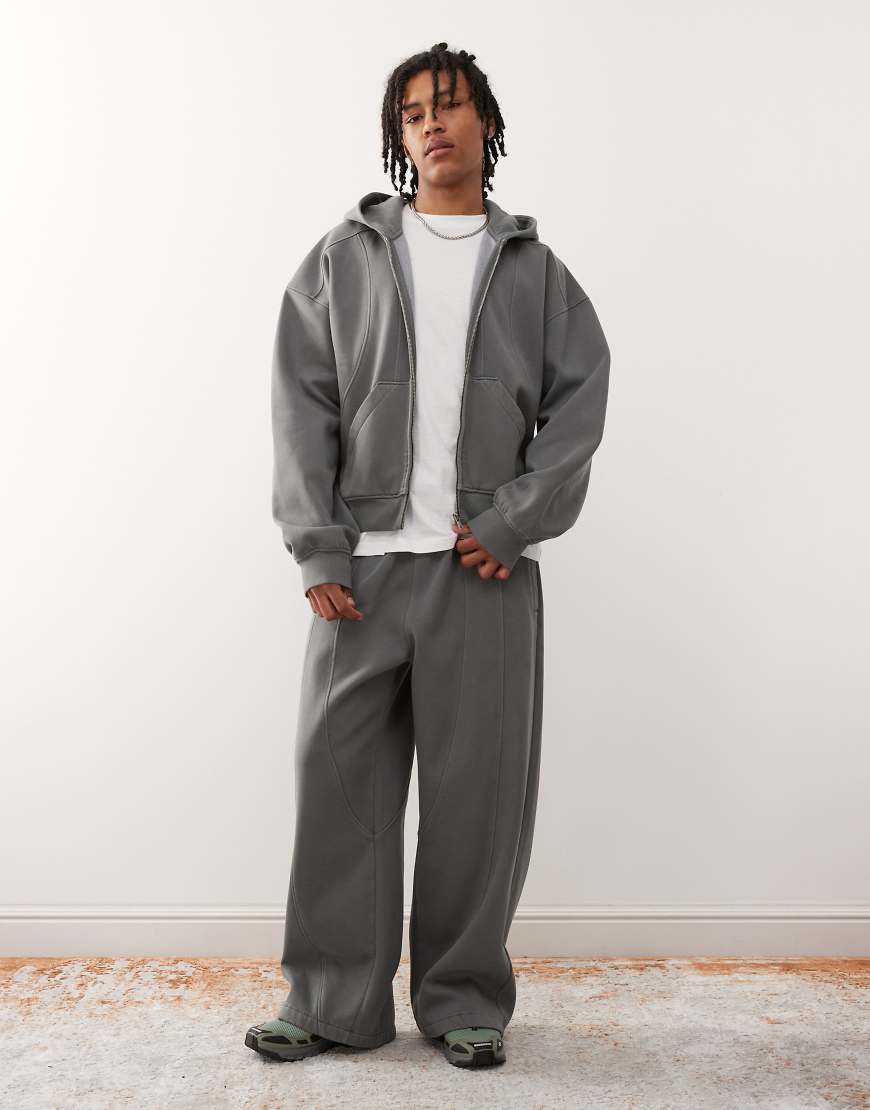 Weekday - Oversize-Jogginghose in Dunkelgrau mit weitem Bein und sichtbaren Nähten, Kombiteil Weekday - Oversize-Jogginghose in Dunkelgrau mit weitem Bein und sichtbaren Nähten, Kombiteil von Weekday