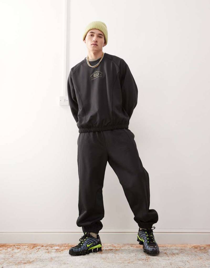 Weekday - Oversize-Jogginghose in Schwarz mit „Fantazy"-Fußballgrafikprint und kontrastierenden Nähten von Weekday