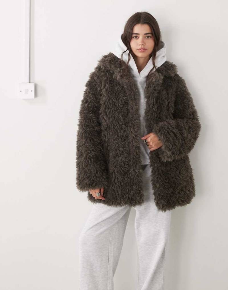 Weekday - Oversize-Mantel aus Kunstpelz in Maulwurfbraun-Brown von Weekday