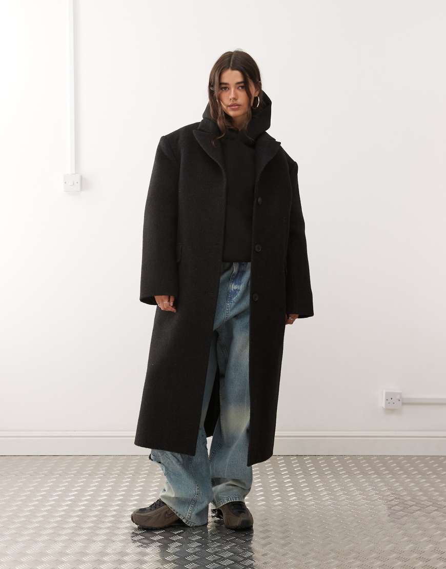 Weekday - Oversize-Mantel aus Wollmix in Schwarz mit Fischgrätmuster und akzentuierten Schultern von Weekday