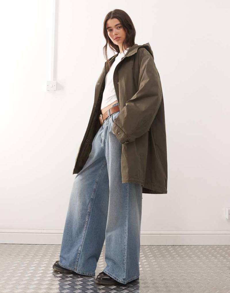 Weekday - Oversize-Parka-Mantel in dunklem Maulwurfsbraun mit herausnehmbarem Innenfutter und Kunstpelzkapuze-Grau von Weekday