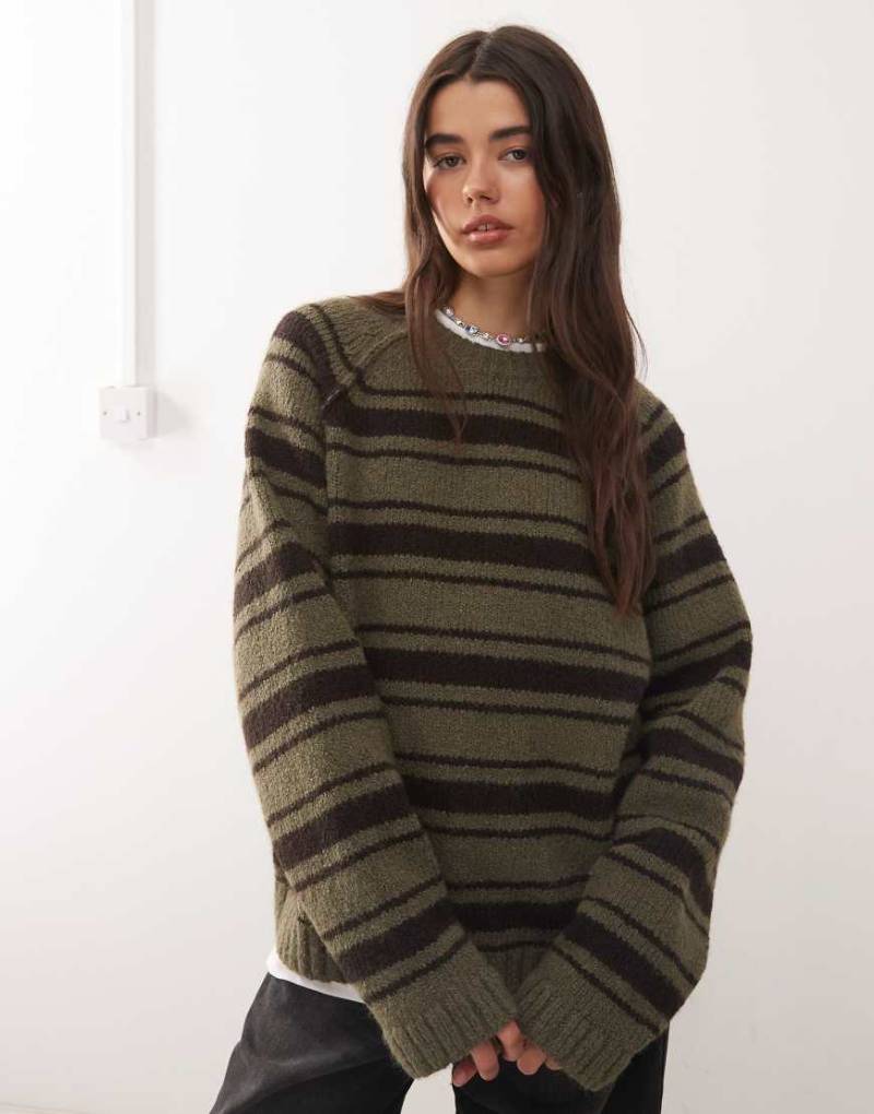 Weekday - Oversize-Pullover aus Flammgarn in dunklem Khaki und Braun gestreift mit nach außen gekehrten Nähten-Grün von Weekday