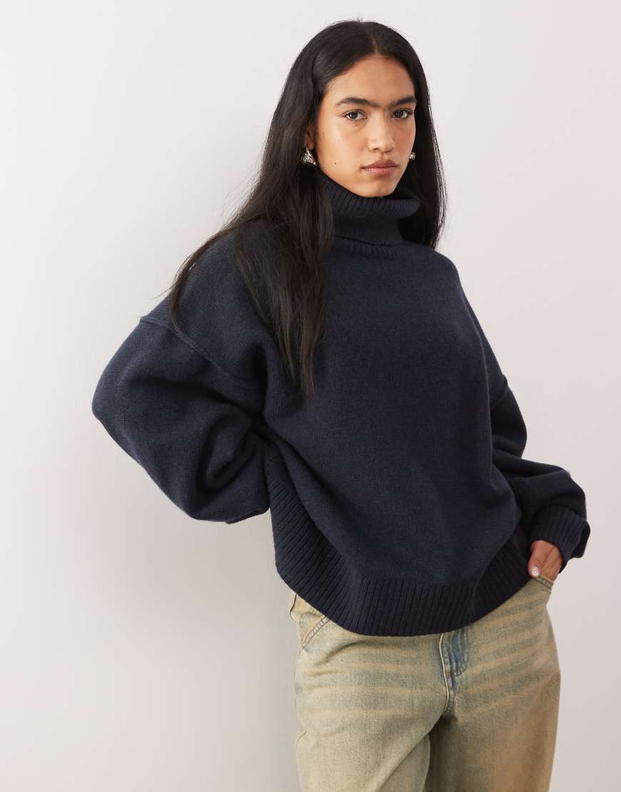 Weekday - Oversize-Pullover aus hochwertiger Wolle in meliertem Marineblau mit Stehkragen von Weekday