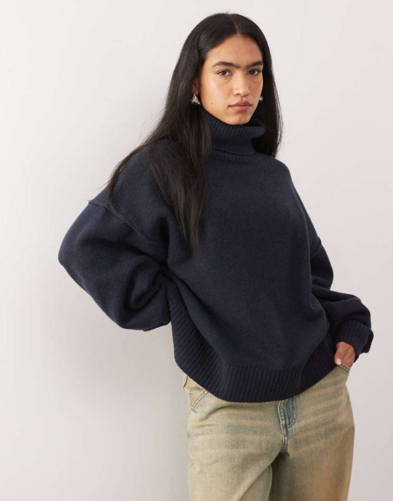Weekday - Oversize-Pullover aus hochwertiger Wolle in meliertem Marineblau mit Stehkragen von Weekday