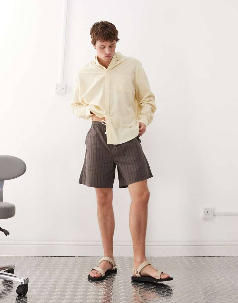 Weekday - Oversize-Shorts in kariertem Braun von Weekday