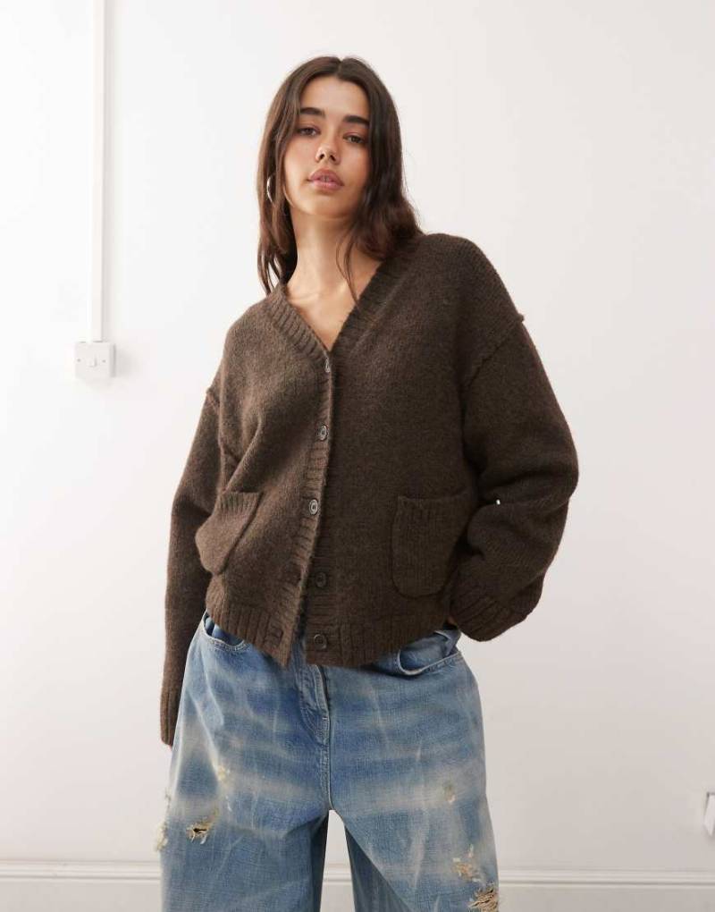 Weekday - Oversize-Strickjacke in braun meliert mit V-Ausschnitt-Brown von Weekday