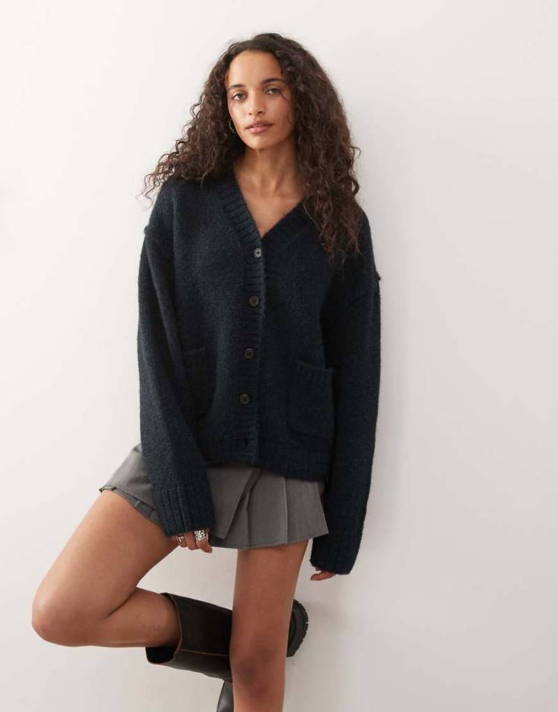 Weekday - Oversize-Strickjacke in marineblau meliert mit V-Ausschnitt von Weekday