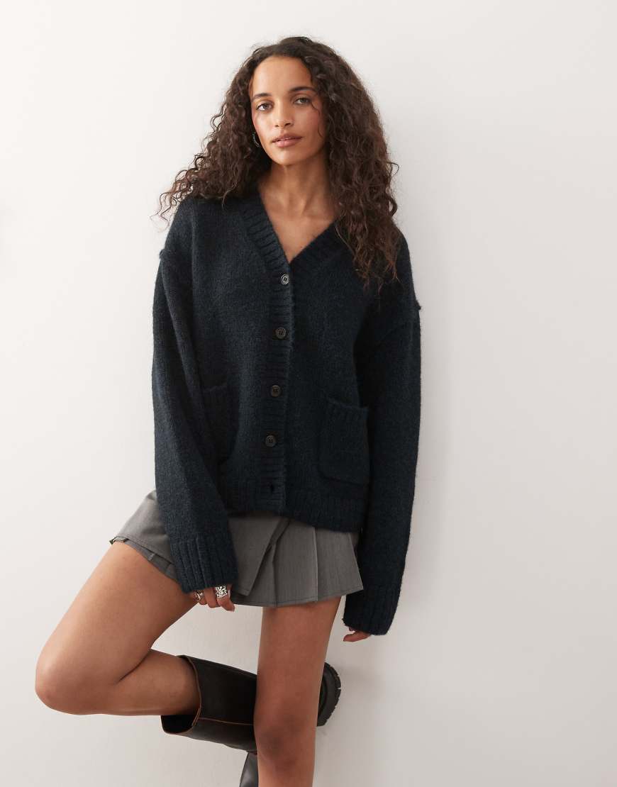 Weekday - Oversize-Strickjacke in marineblau meliert mit V-Ausschnitt von Weekday