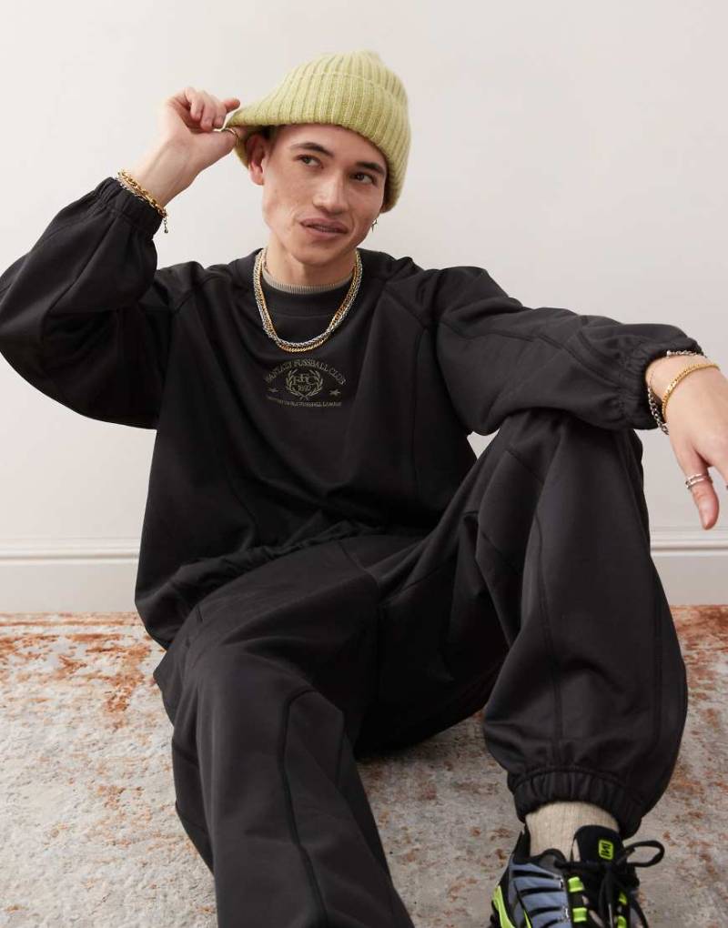 Weekday - Oversize-Sweatshirt in Schwarz mit „Fantazy"-Fußballgrafikprint und kontrastierenden Nähten von Weekday