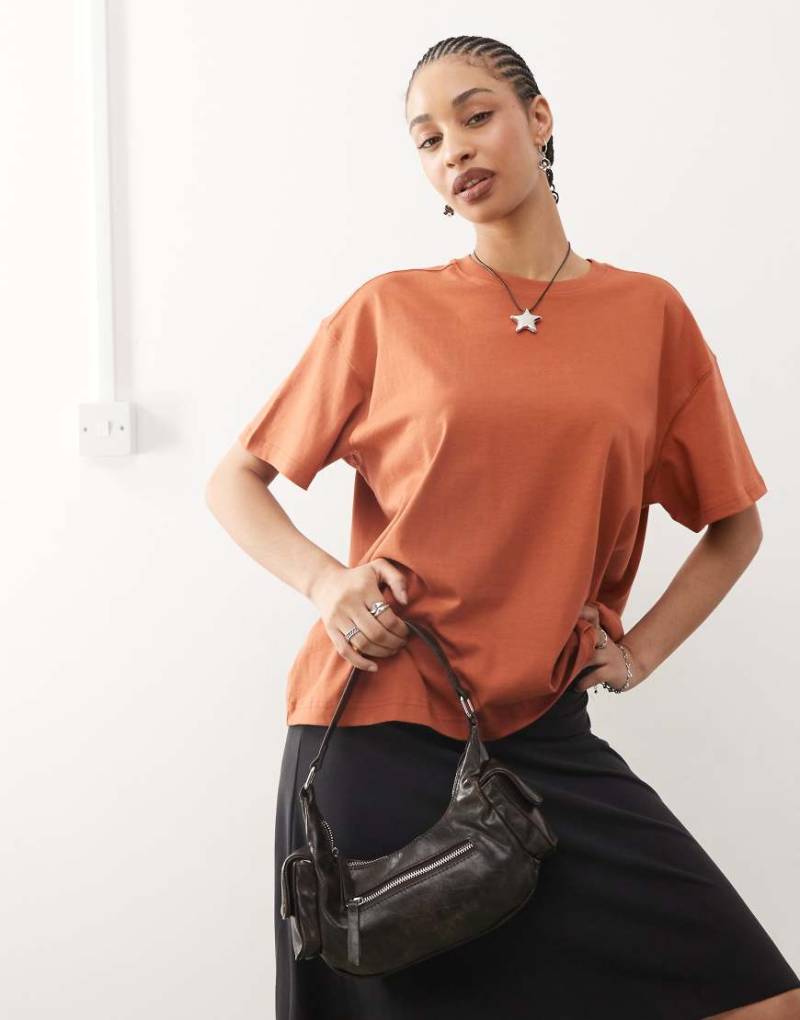 Weekday - Oversize-T-Shirt in Rostrot mit kastigem Schnitt von Weekday