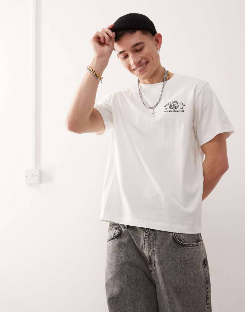 Weekday - Oversize-T-Shirt in Wollweiß mit kastigem Schnitt und „Fantazy"-Fußballgrafikprint von Weekday