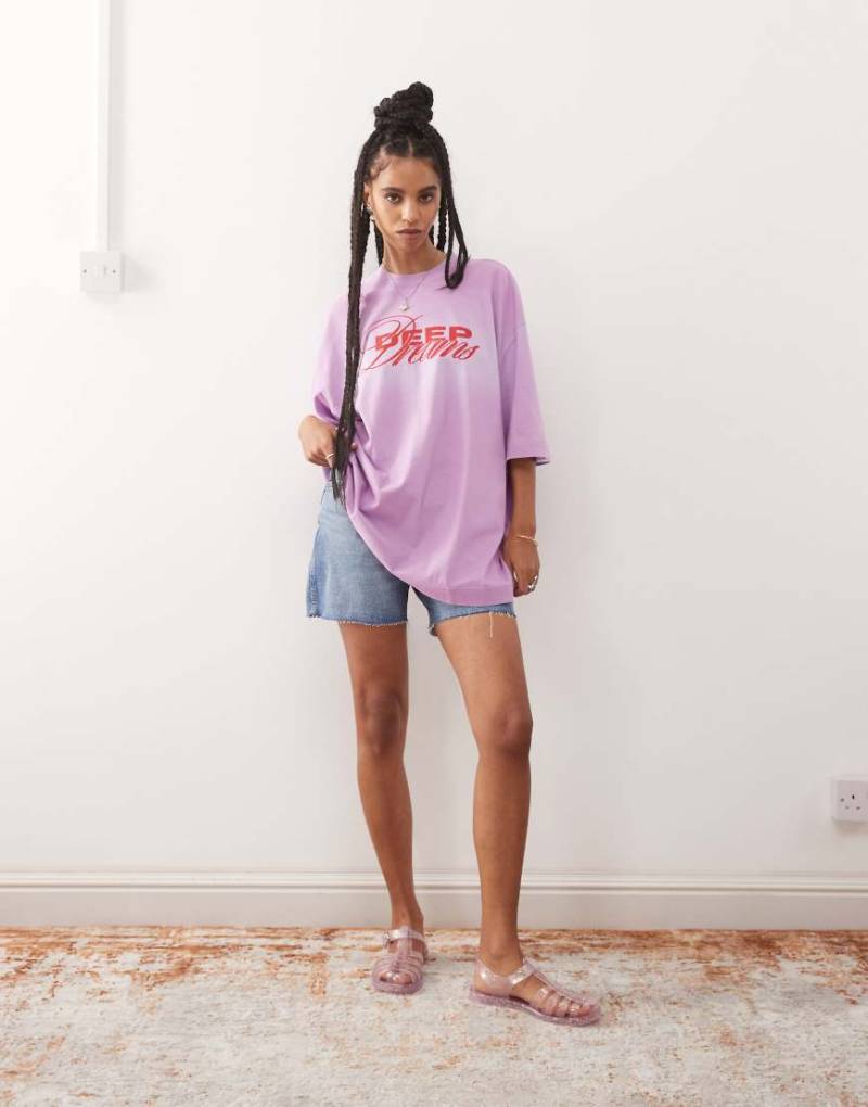 Weekday - Oversize-T-Shirt in brauner und lila Spray-Waschung mit „Deep Dreams"-Grafikprint-Rosa von Weekday