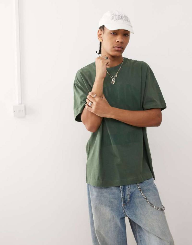 Weekday - Oversize-T-Shirt in verwaschenem Grün mit College-Grafikdruck Weekday - Oversize-T-Shirt in verwaschenem Grün mit College-Grafikdruck von Weekday