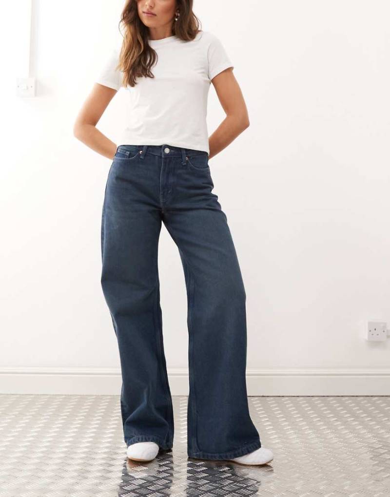 Weekday - Paz - Jeans in blauer Waschung mit weitem Bein und mittelhohem Bund von Weekday