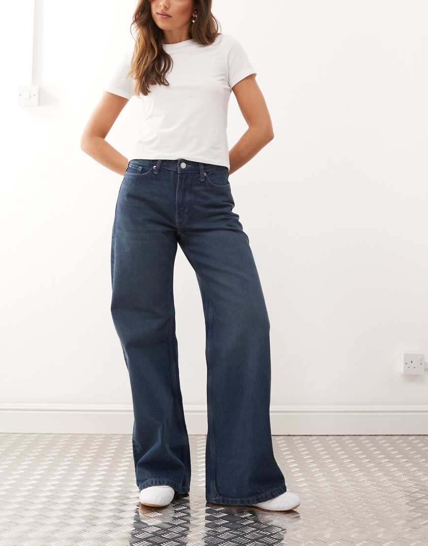 Weekday - Paz - Jeans in blauer Waschung mit weitem Bein und mittelhohem Bund von Weekday