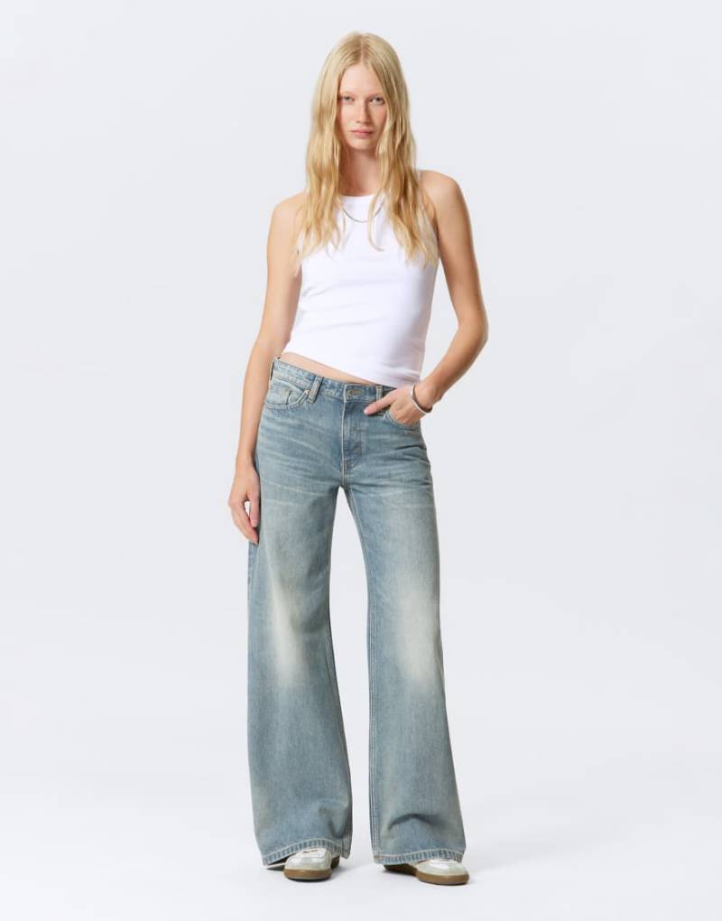 Weekday - Paz - Weit geschnittene Jeans in verwaschenem Blau mit mittelhohem Bund von Weekday