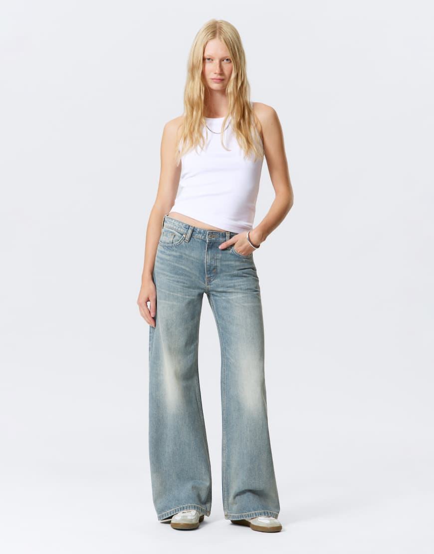 Weekday - Paz - Weit geschnittene Jeans in verwaschenem Blau mit mittelhohem Bund von Weekday