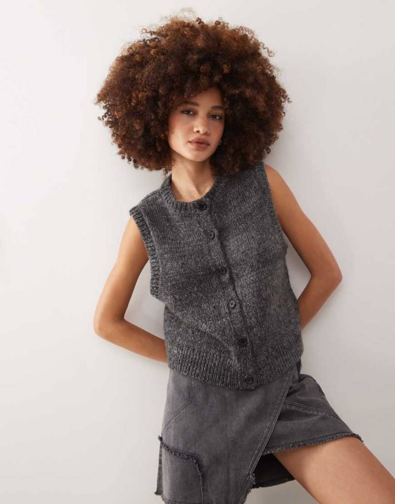 Weekday - Peggy - knitted - Strickweste in grau meliert mit Knopfleiste von Weekday