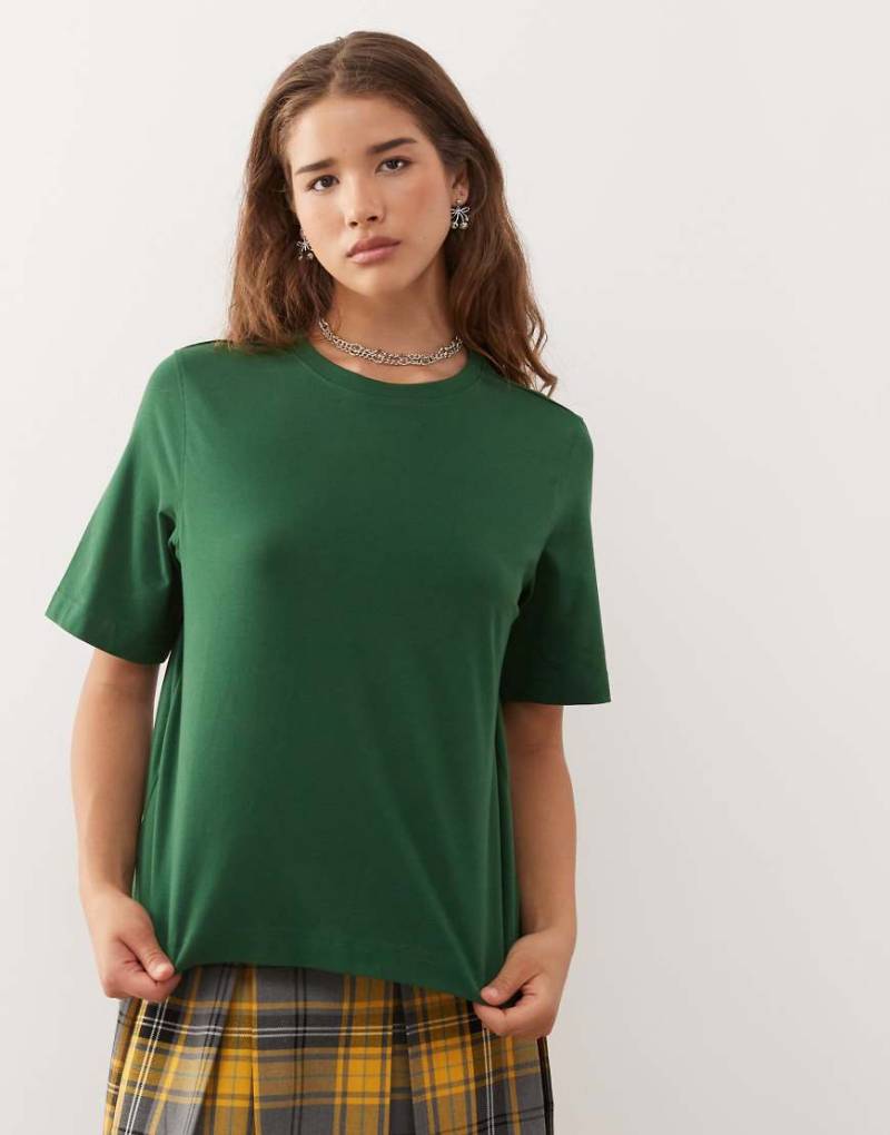 Weekday - Perfect - Kastiges T-Shirt in Dunkelgrün von Weekday