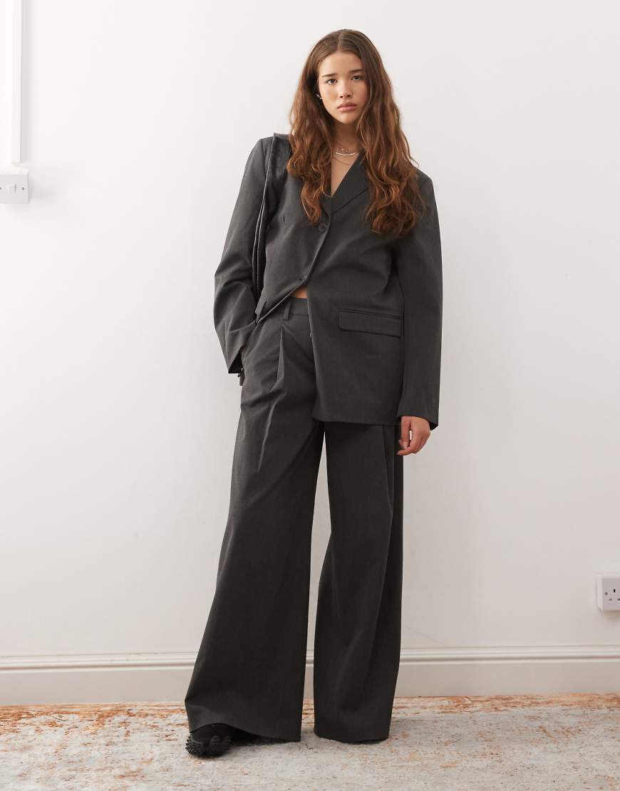 Weekday - Plissierte Oversize-Hose in Dunkelgrau meliert mit weitem Bein, Kombiteil von Weekday