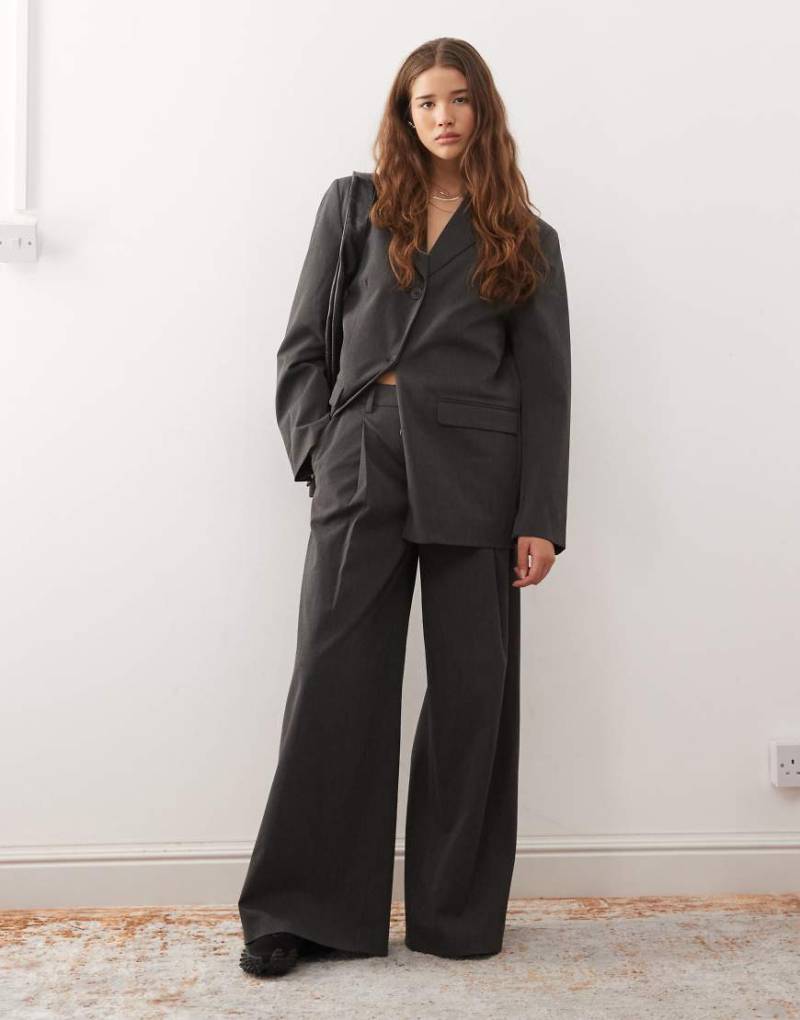 Weekday - Plissierte Oversize-Hose in Dunkelgrau meliert mit weitem Bein, Kombiteil Weekday - Plissierte Oversize-Hose in Dunkelgrau meliert mit weitem Bein, Kombiteil von Weekday