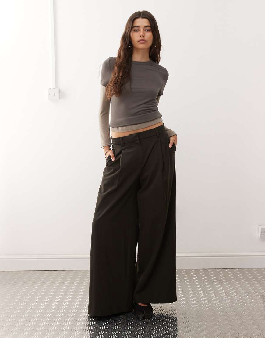 Weekday - Plissierte Oversize-Hose in braungrau meliert mit weitem Bein-Brown Weekday - Plissierte Oversize-Hose in braungrau meliert mit weitem Bein-Brown von Weekday