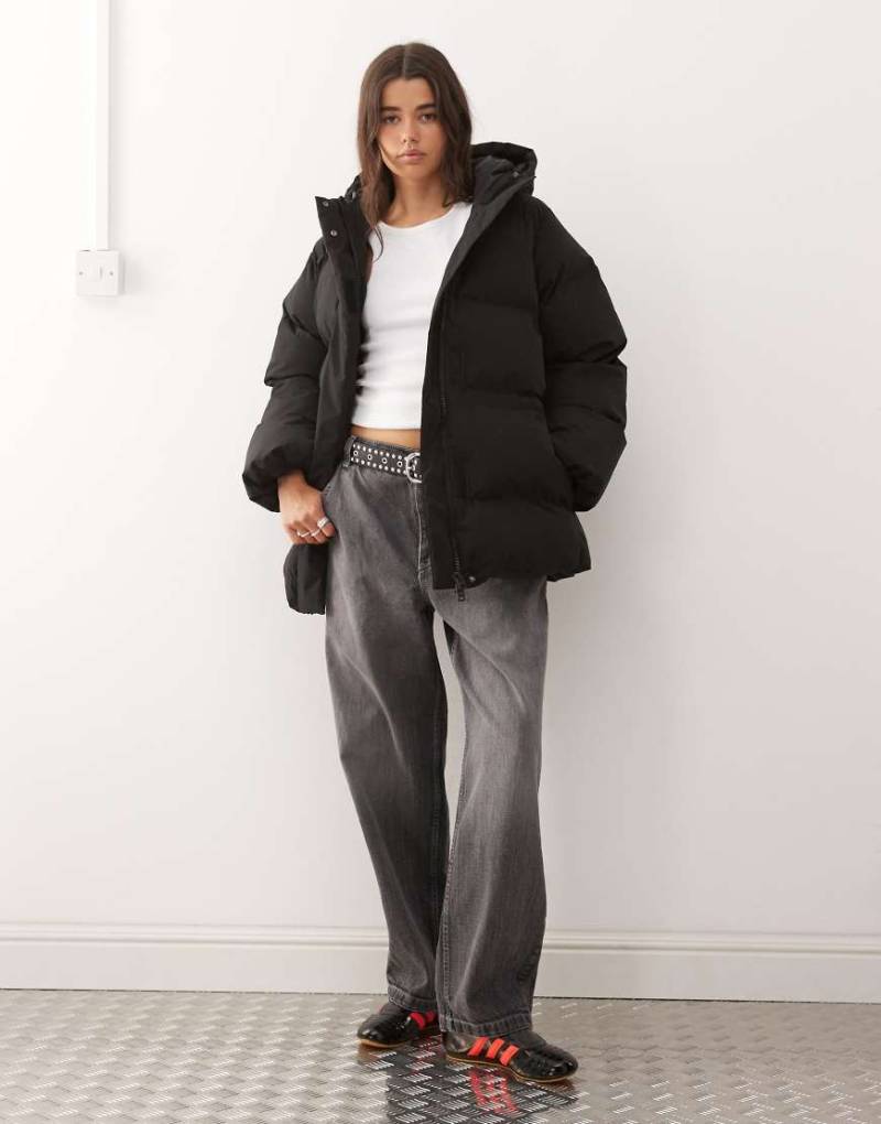 Weekday - Pufferjacke in Schwarz mit abnehmbarer Kapuze und Raffung in der Taille von Weekday