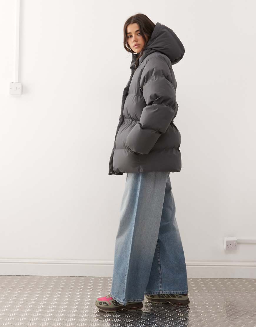 Weekday - Puffermantel in Dunkelgrau mit abnehmbarer Kapuze und Raffung in der Taille von Weekday