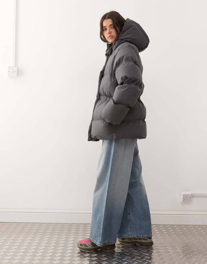 Weekday - Puffermantel in Dunkelgrau mit abnehmbarer Kapuze und Raffung in der Taille von Weekday