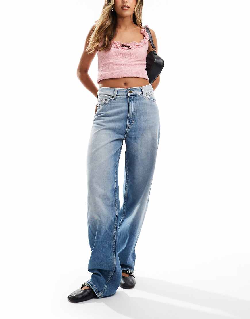 Weekday - Rail - Weite Jeans in gezeitenblauer Waschung mit mittelhohem Bund von Weekday