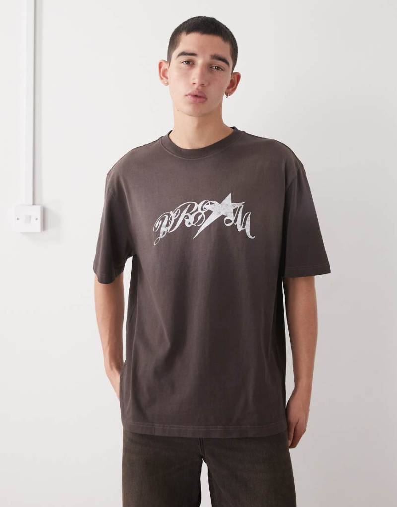 Weekday - Relaxed Fit T-Shirt in verblasstem Braun mit Grafikprint-Brown von Weekday