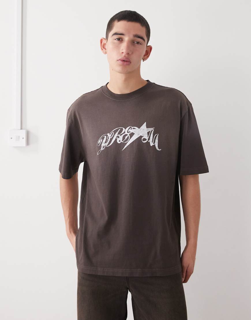 Weekday - Relaxed Fit T-Shirt in verblasstem Braun mit Grafikprint-Brown Weekday - Relaxed Fit T-Shirt in verblasstem Braun mit Grafikprint-Brown von Weekday