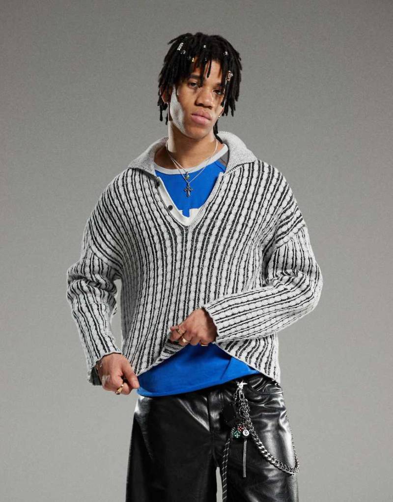 Weekday - Rene - Weiter Strickpullover in Schwarz und gebrochenem Weiß mit Zopfmuster und Polokragen von Weekday
