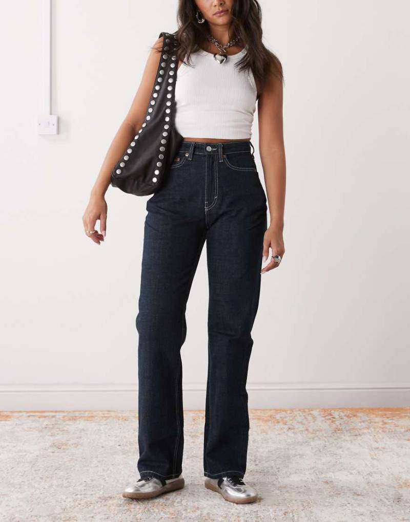 Weekday - Resolute - Stretch-Jeans in Dunkelblau mit hohem Bund und geradem Schnitt von Weekday