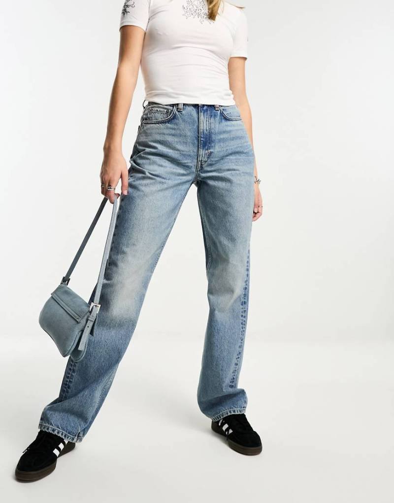 Weekday - Resolute - Stretch-Jeans in Seventeen-Blau mit hohem Bund und geradem Schnitt von Weekday