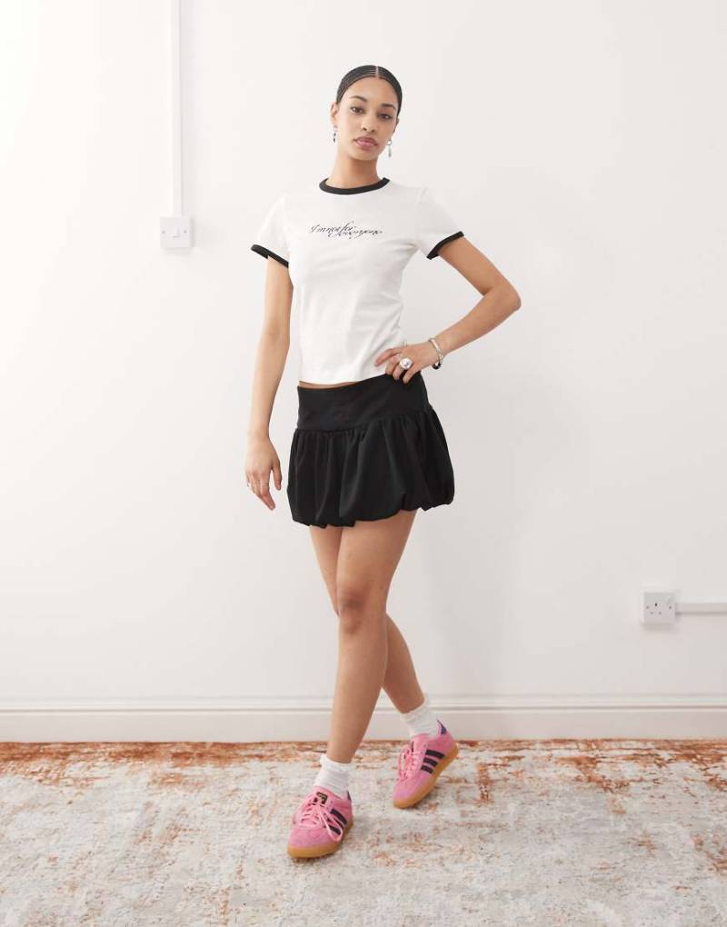 Weekday - Ringer-T-Shirt im 90er-Stil in Weiß mit Grafikprint vorne von Weekday