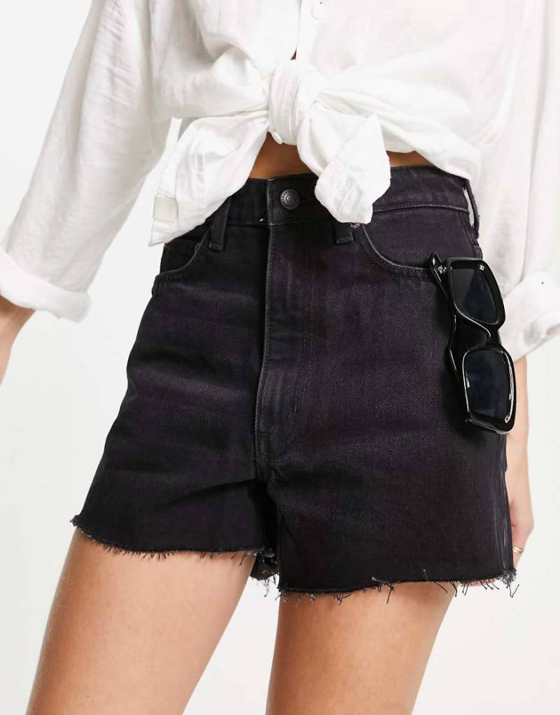 Weekday - Rowe - Mom-Shorts aus Denim im Schwarz mit hohem Bund von Weekday