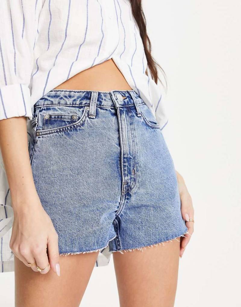 Weekday - Rowe - Mom-Shorts aus Denim in tintenblauer Waschung mit hohem Bund von Weekday