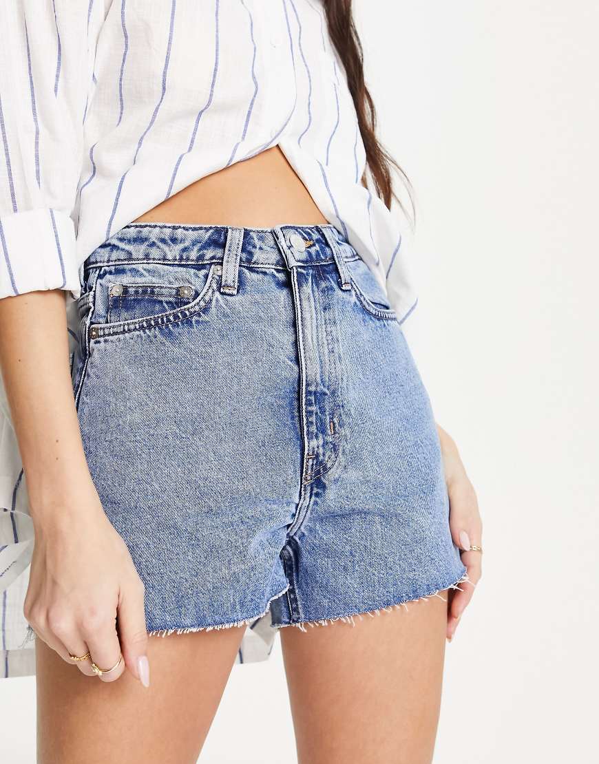 Weekday - Rowe - Mom-Shorts aus Denim in tintenblauer Waschung mit hohem Bund von Weekday