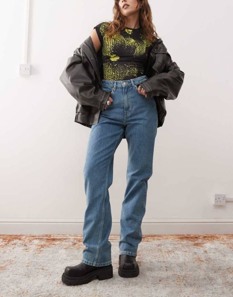 Weekday - Rowe - Straight Jeans in Blau mit besonders hohem Bund von Weekday