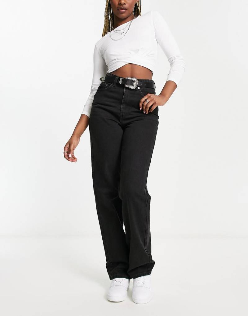 Weekday - Rowe - Straight Jeans in Schwarz mit besonders hohem Bund von Weekday