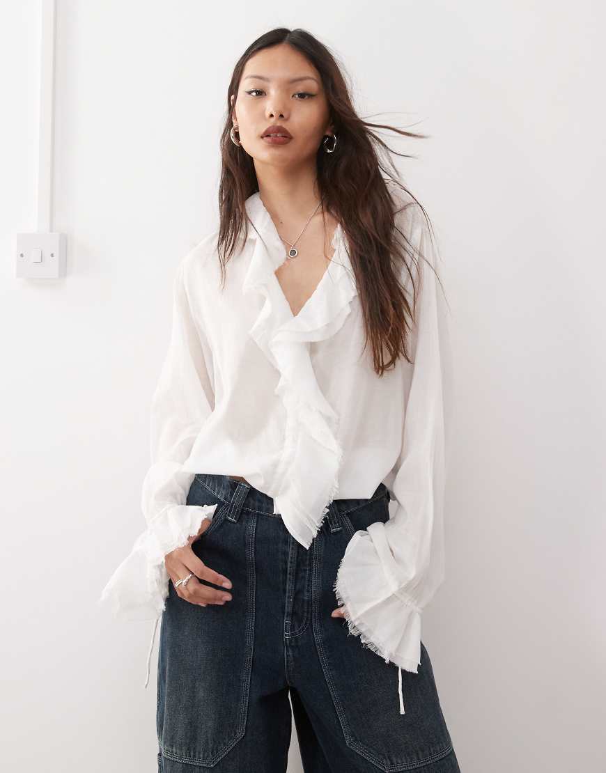 Weekday - Rüschen-Bluse in Wollweiß mit Haken- und Ösenverschluss vorn Weekday - Rüschen-Bluse in Wollweiß mit Haken- und Ösenverschluss vorn von Weekday