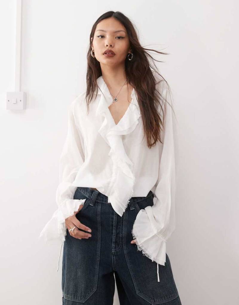 Weekday - Rüschen-Bluse in Wollweiß mit Haken- und Ösenverschluss vorn von Weekday