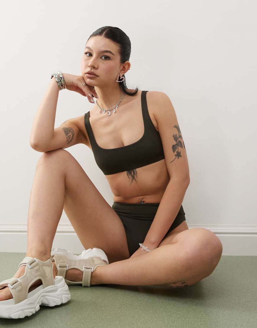 Weekday - Sand - Mix and Match - Bikinioberteil in Dunkelgrün mit U-Ausschnitt, exklusiv bei ASOS von Weekday