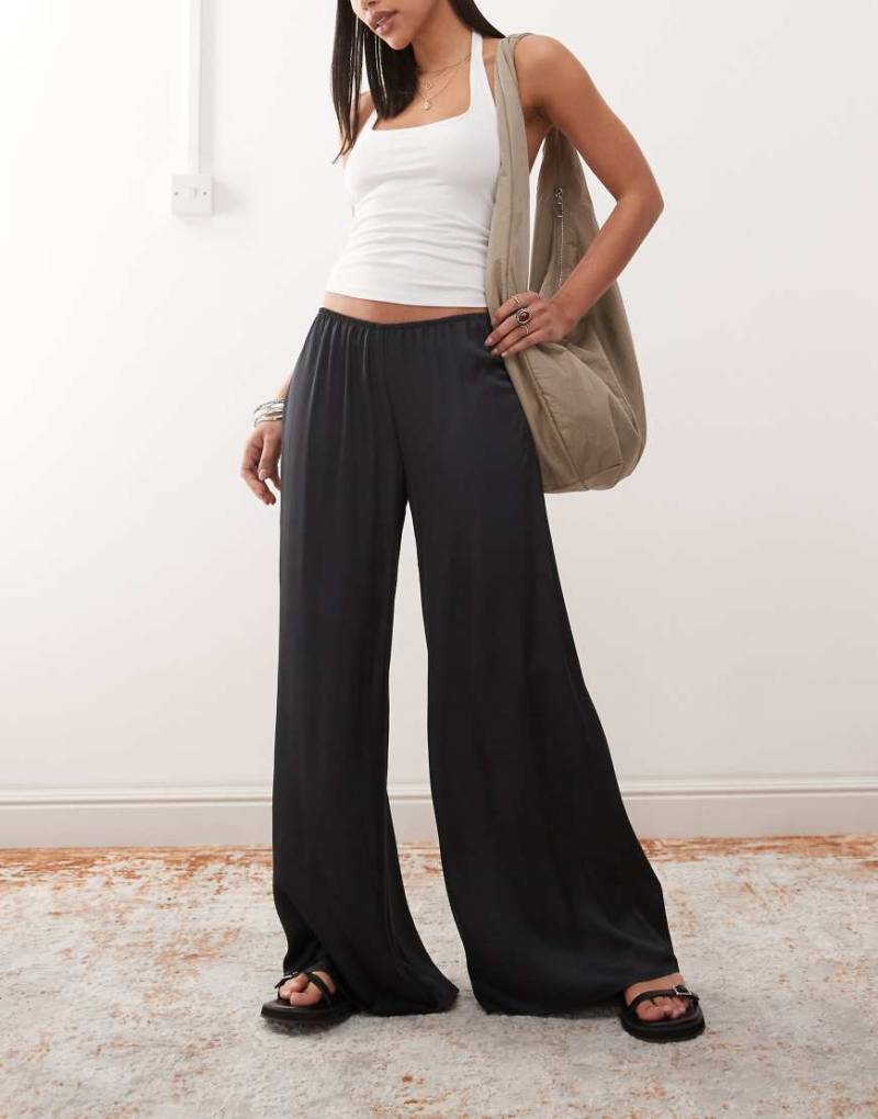 Weekday - Satinhose in gebrochenem Schwarz mit weitem Bein von Weekday