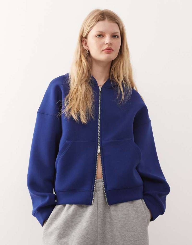 Weekday - Scarlet - Oversize-Kapuzenjacke aus Stoff in Neoprenoptik in Königsblau mit Reißverschluss von Weekday