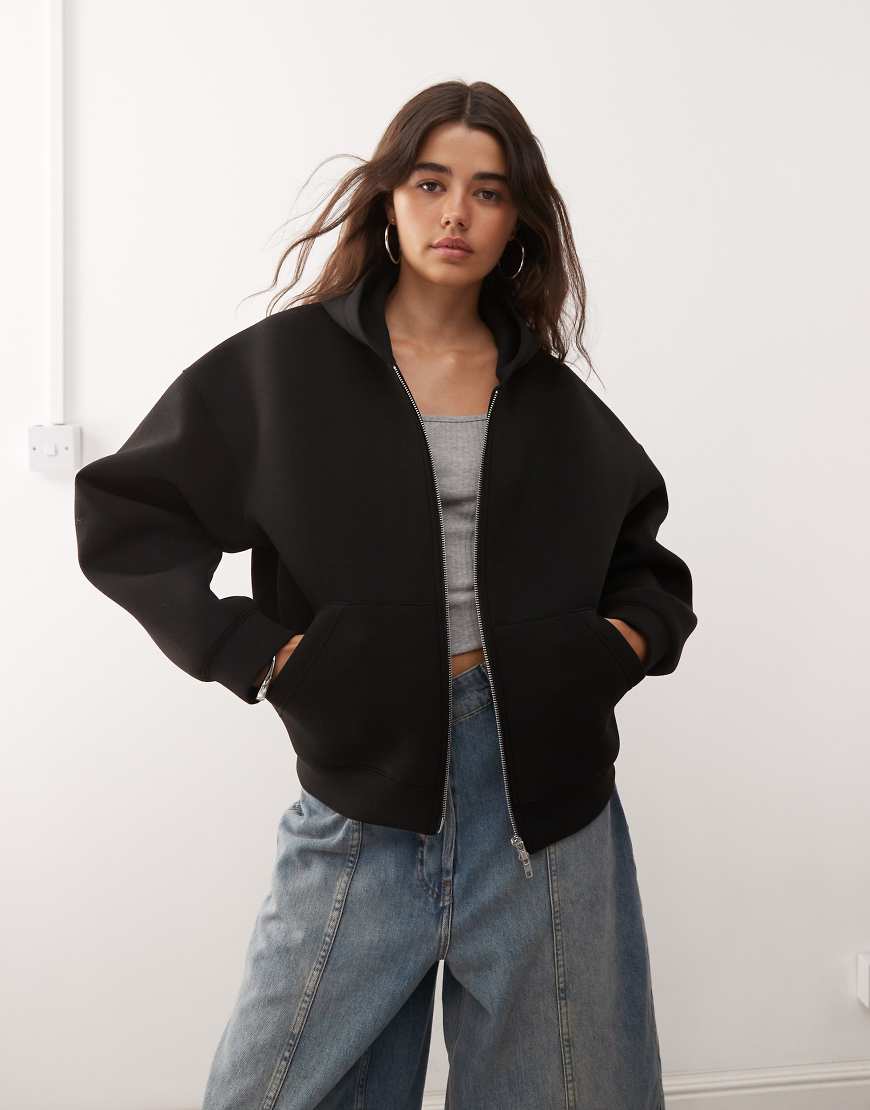 Weekday - Scarlet - Oversize-Kapuzenjacke aus neoprenähnlichem Material in Schwarz Weekday - Scarlet - Oversize-Kapuzenjacke aus neoprenähnlichem Material in Schwarz von Weekday